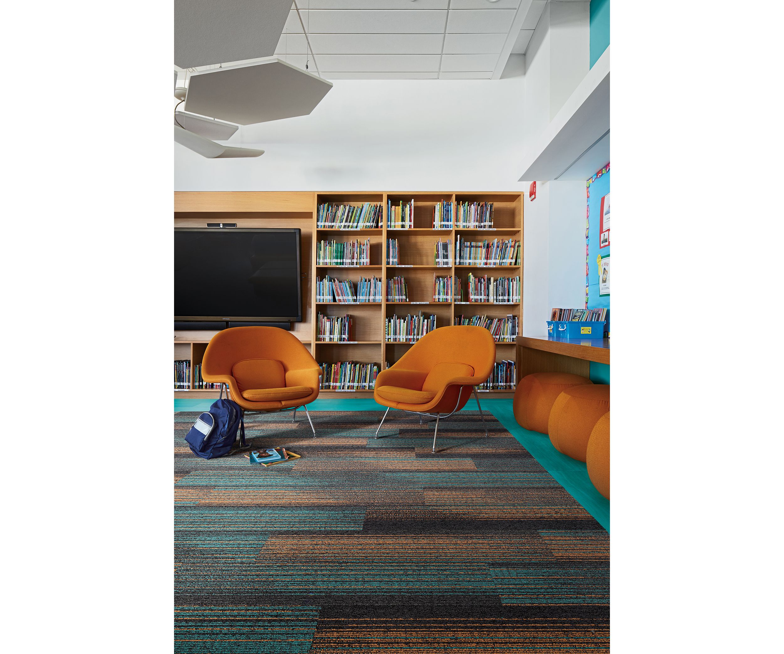 Interface Ground Waves Verse plank carpet tile and Studio Set LVT in library corner numéro d’image 2